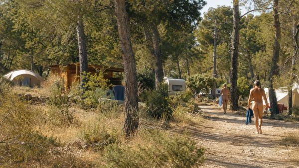 Quel camping naturiste choisir en Provence pour des vacances inoubliables